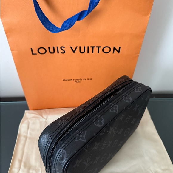 Louis Vuitton - Picture 2 of 8